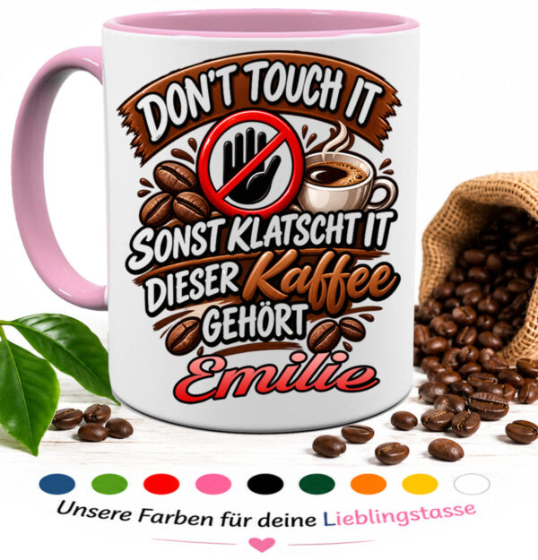Weisse Tasse Mit Rosa Innenrand Und Rosa Henkel. Der Auffaellige Aufdruck Zeigt Kaffeebohnen Eine Kaffeetasse Und Ein Durchgestrichenes Hand Symbol Sowie Den Spruch „DONT TOUCH IT SONST KLATSCHT