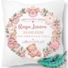 Personalisiertes Babykissen zur Geburt mit dem Namen Geburtsdatum und Geburtsdaten. Liebevolle Aquarellillustration mit einem niedlichen Teddybären, Baby Artikel Herzen und Sternen in warmen Beige- und Salbeitönen – ein zauberhaftes Erinnerungsstück zur Geburt.
