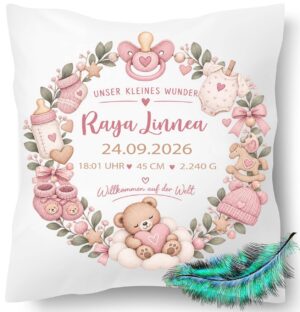 Personalisiertes Babykissen zur Geburt mit dem Namen Geburtsdatum und Geburtsdaten. Liebevolle Aquarellillustration mit einem niedlichen Teddybären, Baby Artikel Herzen und Sternen in warmen Beige- und Salbeitönen – ein zauberhaftes Erinnerungsstück zur Geburt.